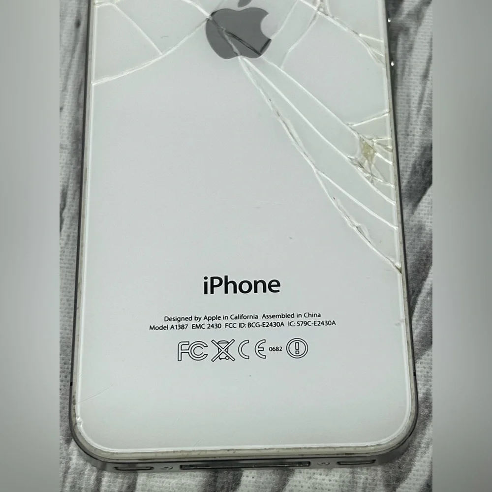 For Parts As-Is Apple iPhone 4s A1387 White Broken Screen And Back